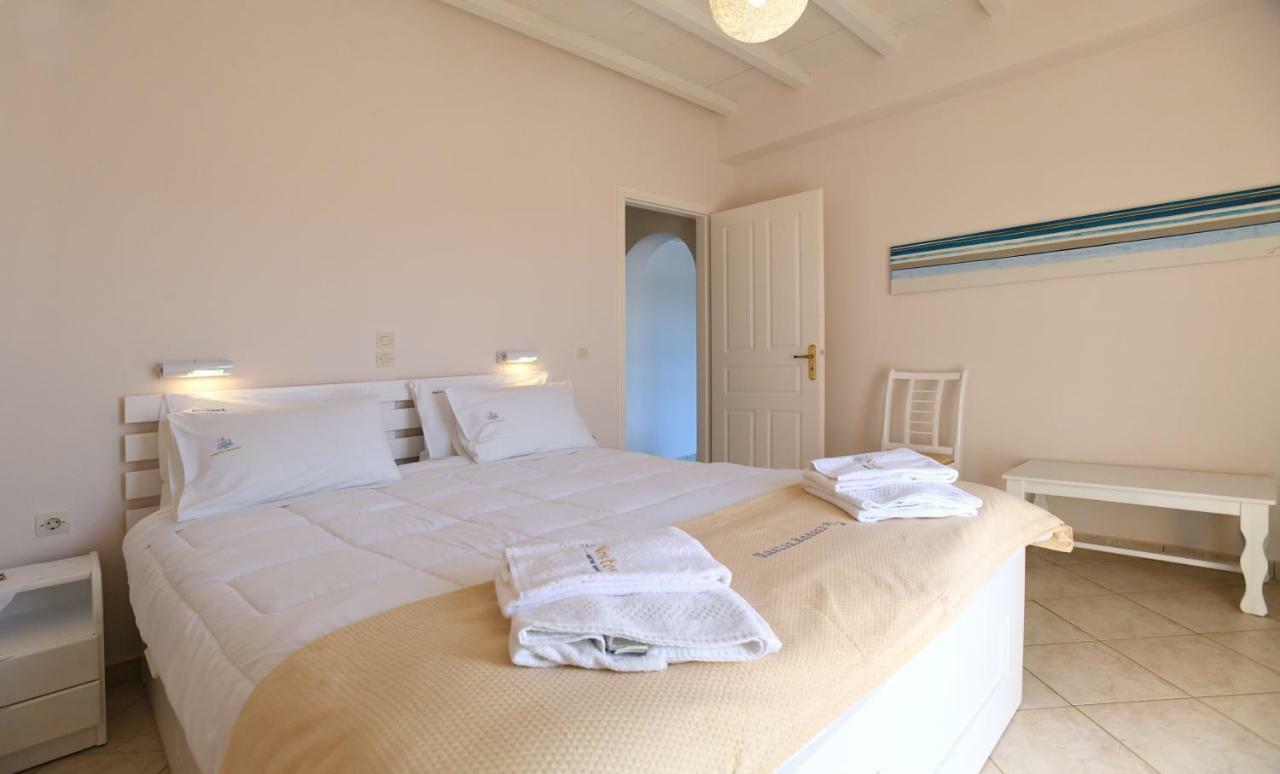 Nostos Beachfront Apartments & Studios アギオス・イオアニス エクステリア 写真